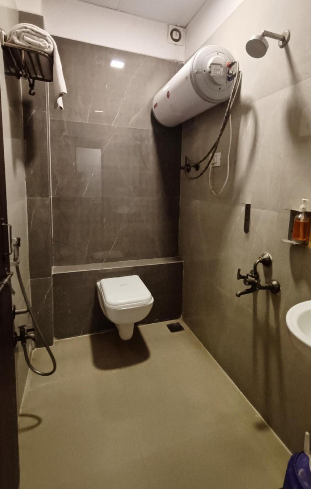 Hotel Gokul Solitaire, Surat Bhatha المظهر الخارجي الصورة