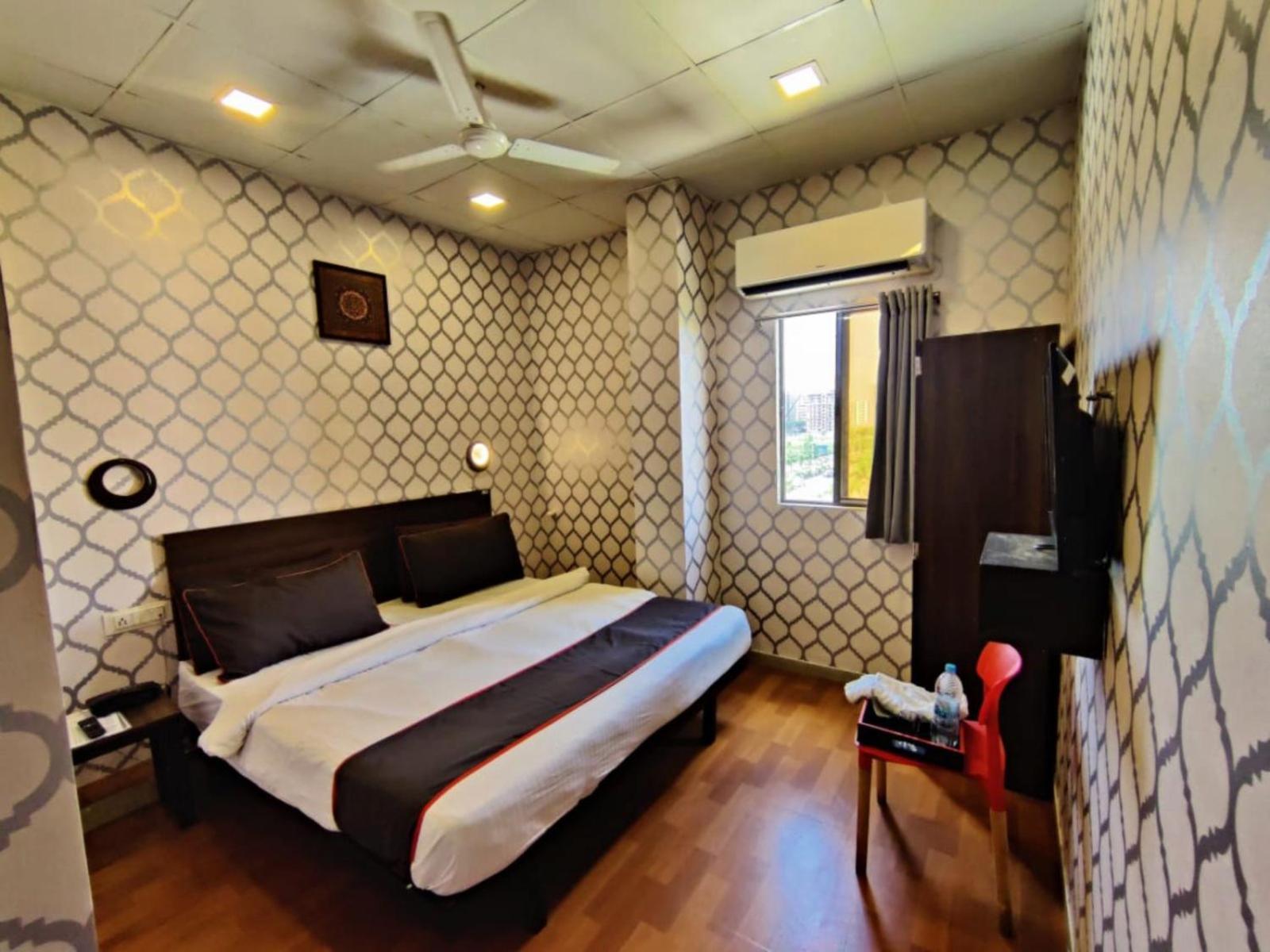 Hotel Gokul Solitaire, Surat Bhatha المظهر الخارجي الصورة