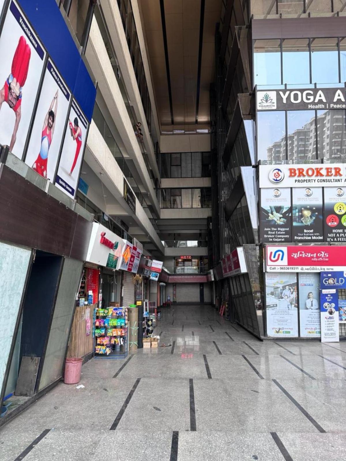 Hotel Gokul Solitaire, Surat Bhatha المظهر الخارجي الصورة