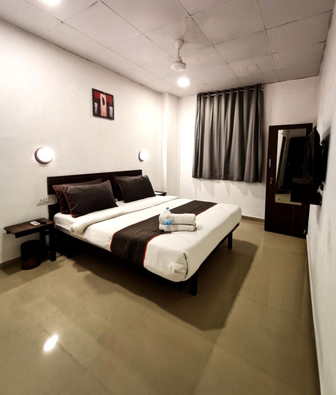 Hotel Gokul Solitaire, Surat Bhatha المظهر الخارجي الصورة
