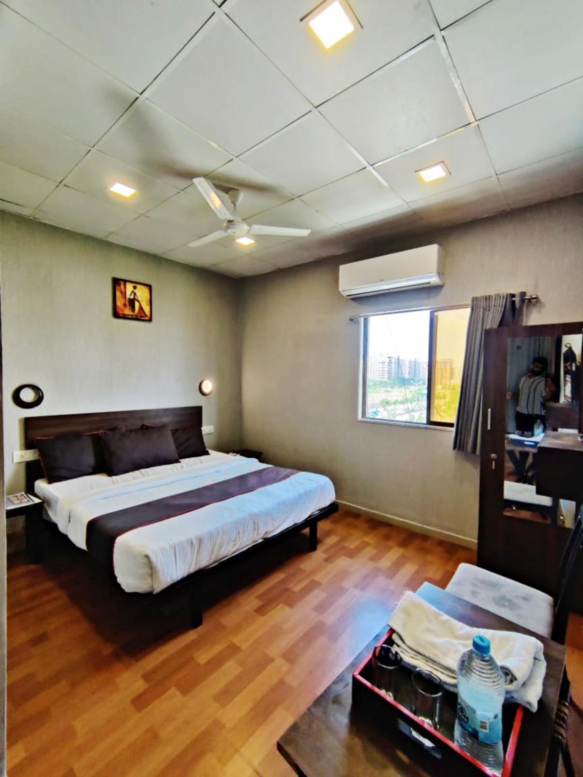 Hotel Gokul Solitaire, Surat Bhatha المظهر الخارجي الصورة