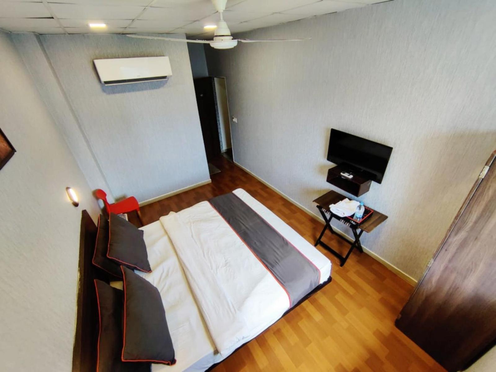 Hotel Gokul Solitaire, Surat Bhatha المظهر الخارجي الصورة
