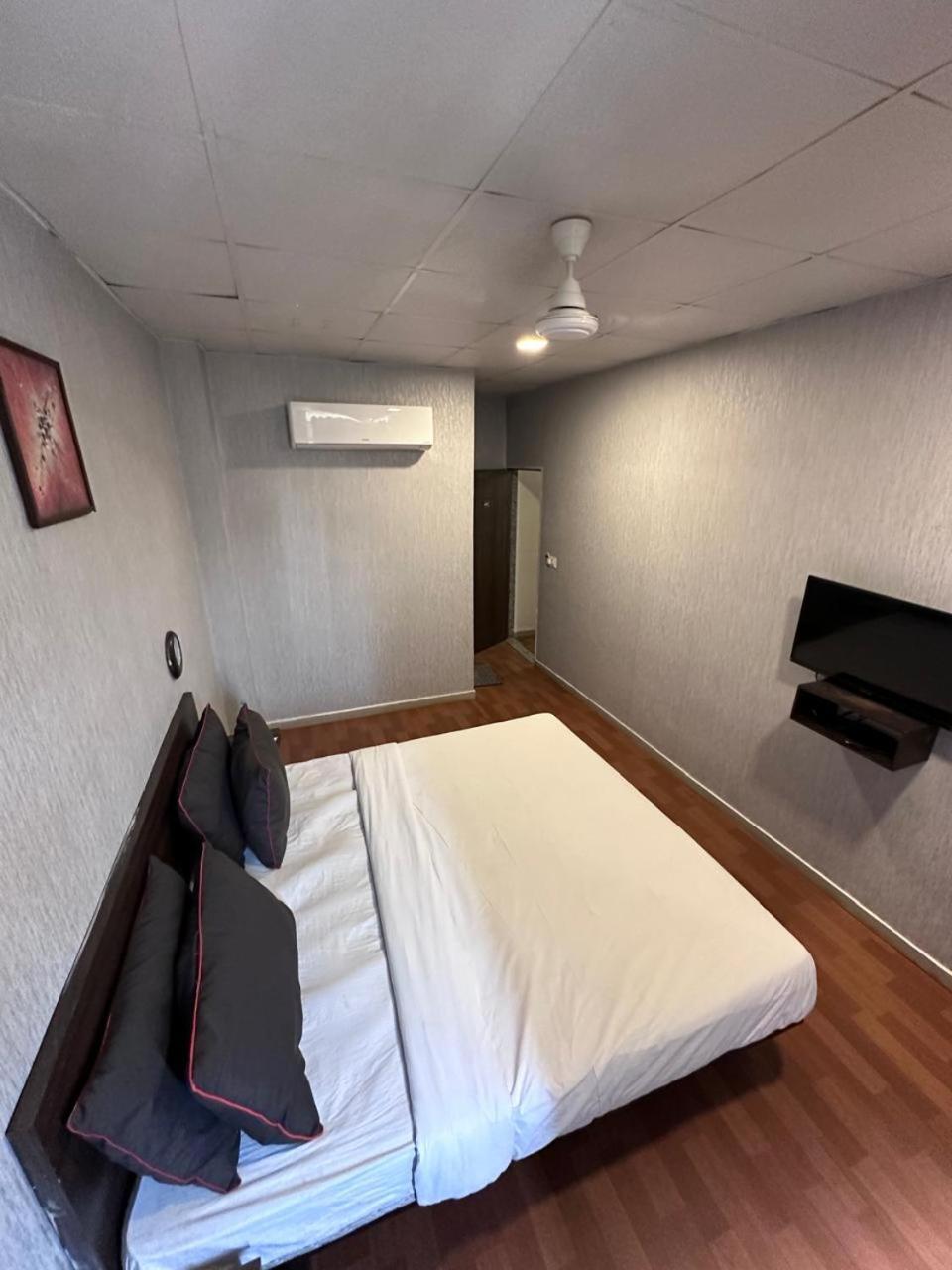 Hotel Gokul Solitaire, Surat Bhatha المظهر الخارجي الصورة
