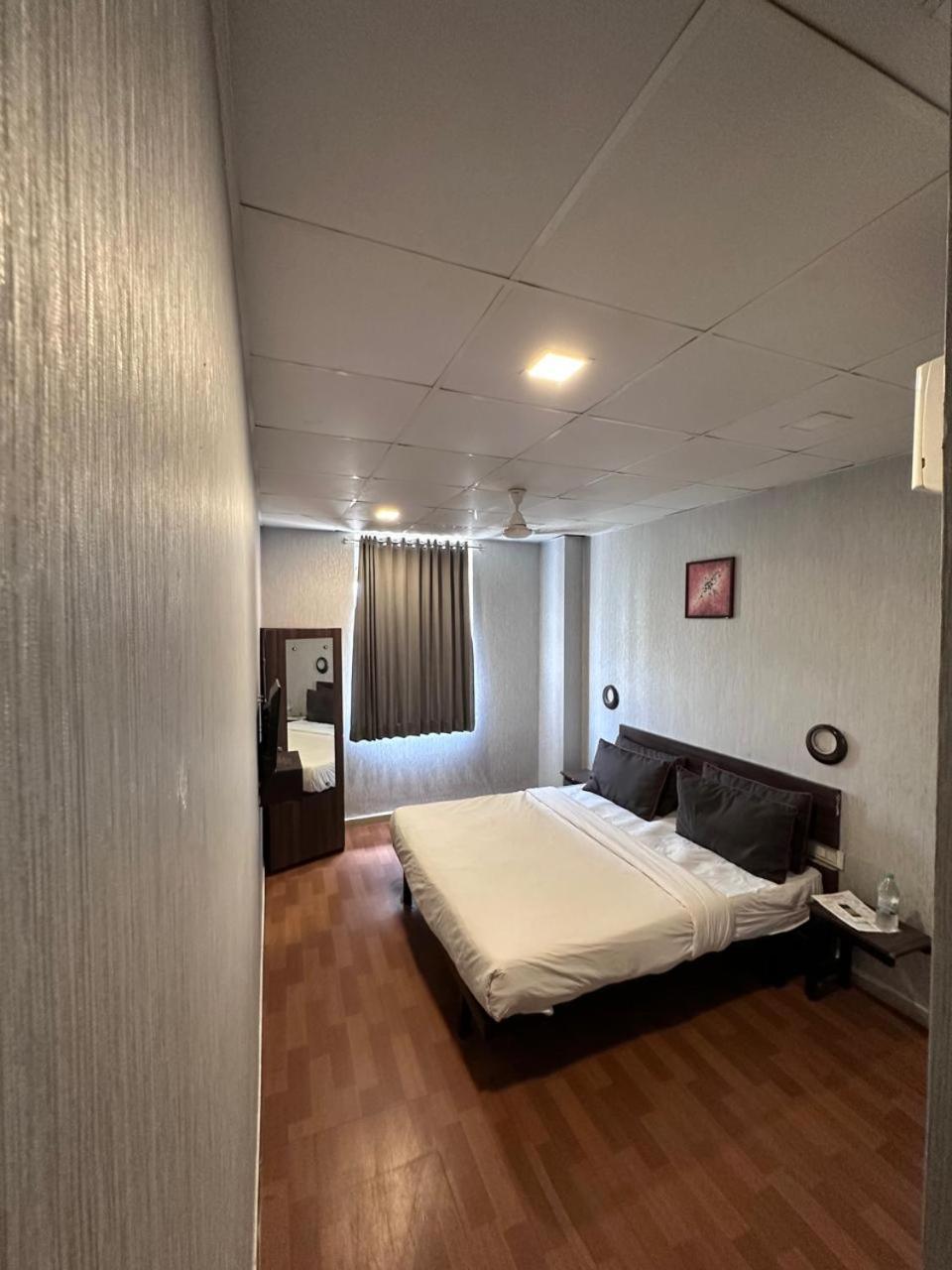 Hotel Gokul Solitaire, Surat Bhatha المظهر الخارجي الصورة