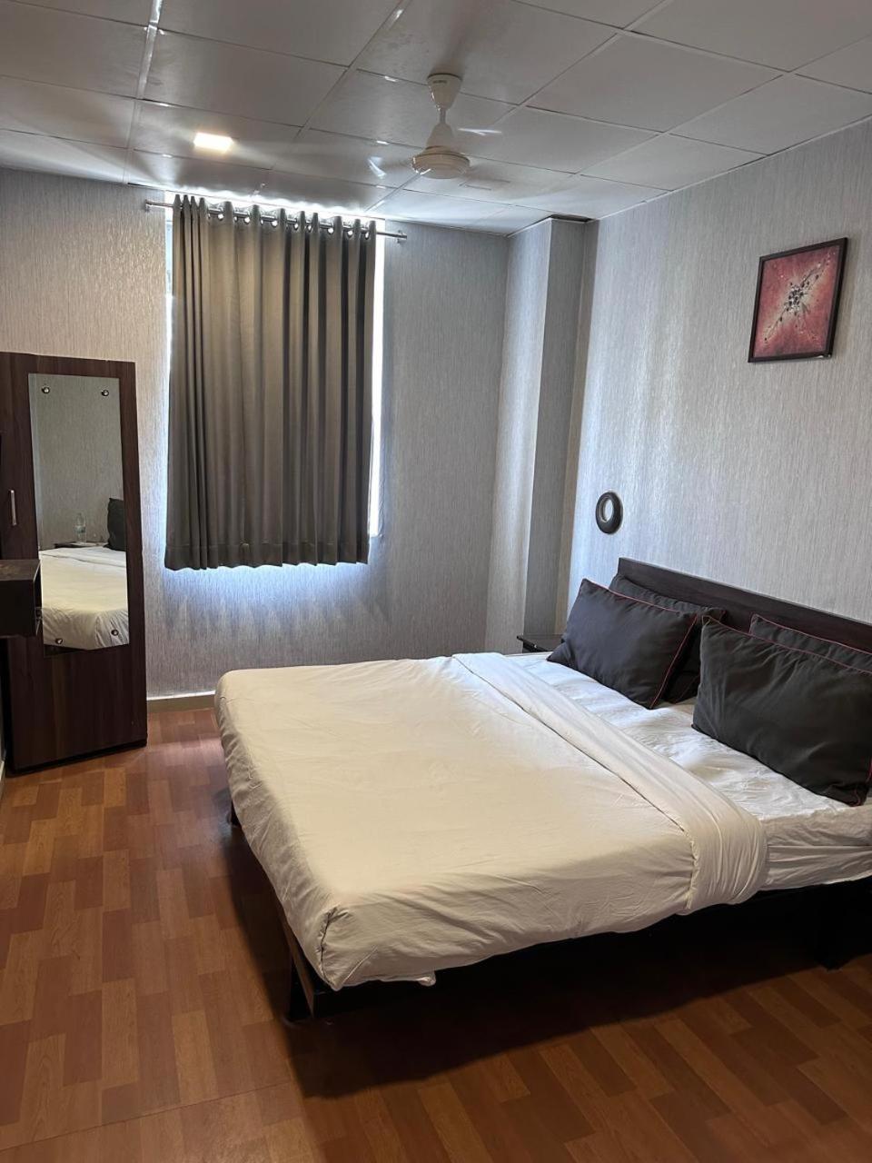 Hotel Gokul Solitaire, Surat Bhatha المظهر الخارجي الصورة