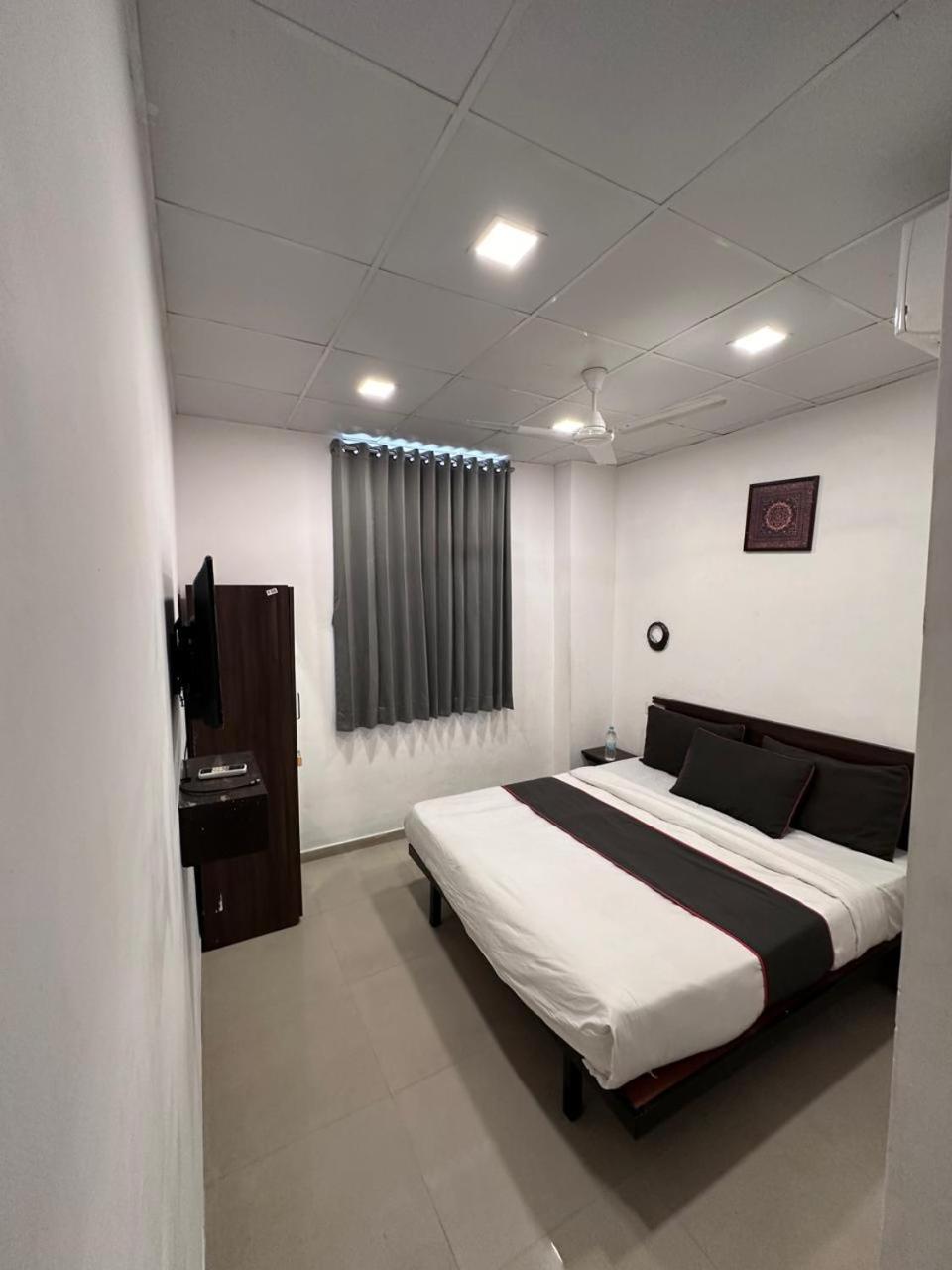 Hotel Gokul Solitaire, Surat Bhatha المظهر الخارجي الصورة